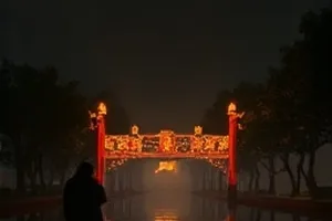 未完成的拼图悬疑剧封面，拼图缺口与旧照片边缘
