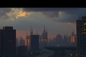 第七码头剧情片封面，夜班调度员站在旧船票与码头栏杆之间